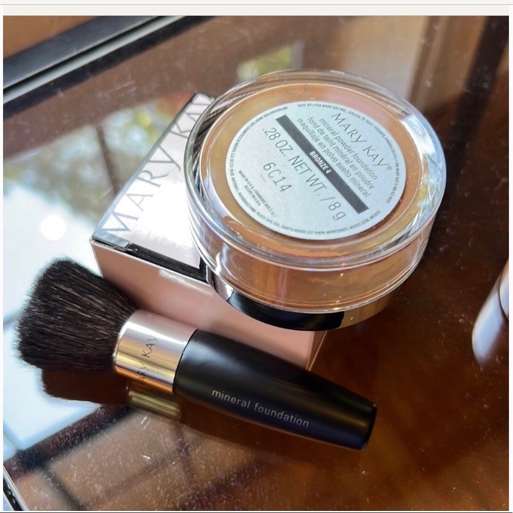 Mary Kay mineral powder with brush